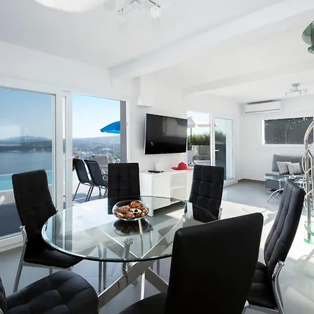Unparalleled Luxury Awaits - 6 Bedrooms - Lucas Thea Pyrgi - Private Pools & Breathtaking Views - Your Dream Corfu Escape וילה *
